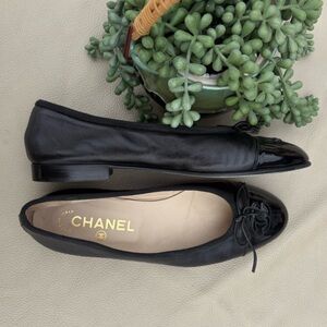 CHANEL BALLET FLATS PATENT LEATHER CAP TOE BOW 35.5/5.5 ROUND TOE